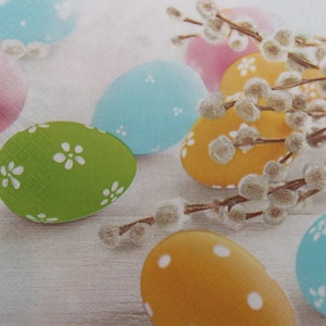 2 o 4 servilletas de papel para decoupage, huevos de Pascua decorativos coloridos y ramas de amentos sobre fondo beige, motivos de Pascua para decoupage