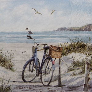 2 o 4 tovaglioli di carta per lavoretti creativi, bicicletta vintage blu con cestino da picnic su sfondo di spiaggia con gabbiani, bicicletta in spiaggia