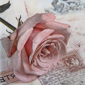 2 ou 4 serviettes en papier pour travaux manuels, rose rose classique avec script et timbre-poste, serviettes pour découpage rose vintage, collages vintage