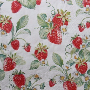 Tovaglioli di carta da 2 o 4 pezzi per lavori manuali, fragole da giardino con foglie e fiori su sfondo bianco, tovaglioli per decoupage con bacche estive