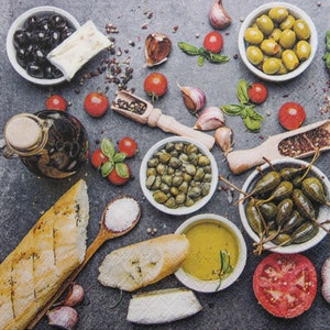 2 oder 4 Stück Papier Servietten zum Basteln, mediterranes Essen Collage, Tomaten, Oliven, Baguette, Basilikum, Pfeffer, Käse, Kapern, Knoblauch, Öle