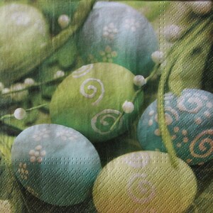 2 o 4 pezzi di tovaglioli di carta per decoupage, uova di Pasqua decorative verdi, gialle e blu su sfondo verde e floreale, tovaglioli con motivi pasquali