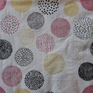 2 ou 4 serviettes en papier pour bricolage, motif cercles graphiques roses, jaunes, noirs sur fond blanc, serviette de table pour découpage cercles modernes