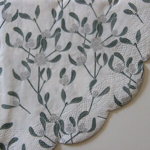 2 o 4 pezzi di tovaglioli di carta per lavori artigianali, tovagliolo rotondo con foglie di vischio verde e motivo di bacche bianche su sfondo bianco, decoupage