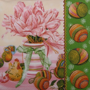 2 ou 4 serviettes en papier pour découpage, oeufs de Pâques, figurine de poulet et tulipes roses dans un vase à rayures avec noeud sur fond rose et vert