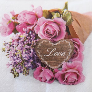2 ou 4 serviettes en papier pour travaux manuels, bouquet de roses roses et de lilas violets avec décor de coeur en bois et inscription Amour sur fond blanc
