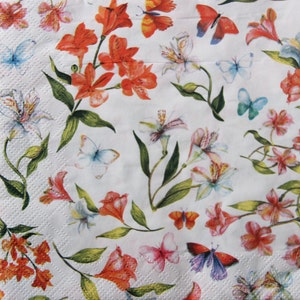 Guardanapos de decoupage de papel de 2 ou 4 unidades, lírios laranja e azuis misturados com borboletas coloridas em fundo branco, lírios e guardanapos de borboleta