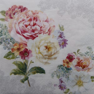 2 o 4 servilletas de papel para manualidades, peonías rosas y crema, lilas azules sobre fondo blanco con patrón de encaje romántico, decoupage