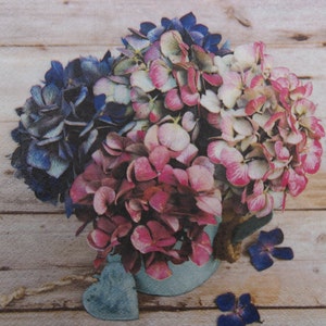 2 oder 4 Stück Papierservietten für das Basteln, Vase mit rosa und blauen Hortensien auf braunen Brettern Hintergrund mit grauem Herzdekor, Blumencollagen