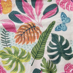 2 oder 4 Stück Papierservietten für Handwerk, Grün, Orange, Rosa Monstera, Palmenblätter und Schmetterlinge auf weißem Hintergrund, Tropisches Laub Servietten