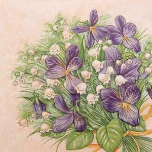 2 ou 4 serviettes en papier pour découpage, bouquet de fleurs violettes pourpres et muguet blanc sur fond crème, fleurs de serviettes