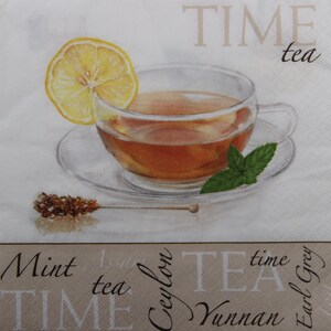 2 oder 4 Stück Papierservietten zum Basteln, Tasse Tee mit Zitronenscheibe und Pfefferminzblättern mit Inschriften auf weißem Hintergrund, Collagen
