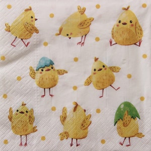 2 ou 4 serviettes en papier pour découpage, poulets de Pâques dans des coquilles d'oeufs colorées sur fond blanc, serviettes pour découpage poulet de Pâques