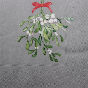 2 o 4 pezzi di tovaglioli di carta per lavori artigianali, mazzo di vischio verde con fiocco rosso su sfondo grigio, tovaglioli con simboli tradizionali del Natale