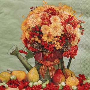 2 ou 4 serviettes en papier pour découpage, composition de dahlias et de baies d'automne dans un arrosoir vintage avec des poires et des noix sur fond vert