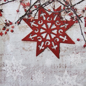 2 oder 4 Stück Papierservietten zum Basteln, skandinavische Weihnachtsbaum-Sterndekorationen auf Vintage-Brettern Hintergrund, Weihnachts-Decoupage-Serviette