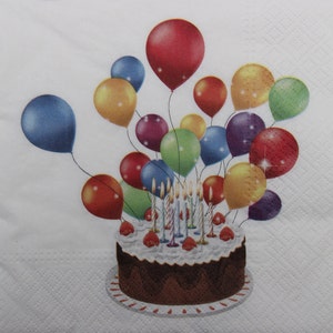 2 oder 4 Stück Papierservietten zum Basteln, Kuchen mit Erdbeeren, bunte Kerzen und Luftballons auf weißem Hintergrund, Geburtstags-Handwerk-Servietten