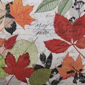 Servilletas de papel de 2 o 4 piezas para la elaboración, hojas de otoño naranjas, verdes y granates sobre fondo beige con sellos y guiones, servilletas de otoño