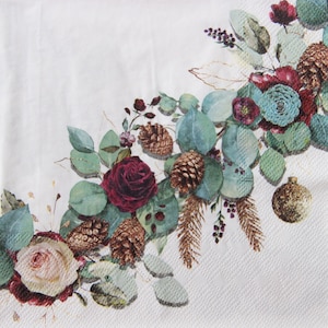 2 oder 4 Stück Papierservietten zum Basteln, Weihnachtsgirlande aus Eukalyptus, Rosen, Kiefernzapfen und Goldkugeln auf weißem Hintergrund, Winter Dekor