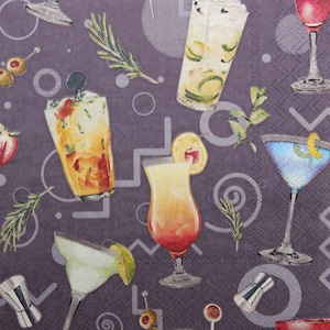 Tovaglioli di carta da 2 o 4 pezzi per lavori creativi, mix di cocktail colorati con frutta, erbe e olive su sfondo viola, tovaglioli per cocktail estivi