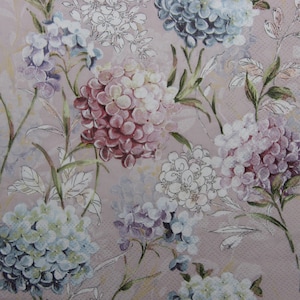 2 o 4 servilletas de papel para manualidades, hortensias moradas, azules y rosas sobre fondo rosa pastel con gráficos y sombras de plantas, collages