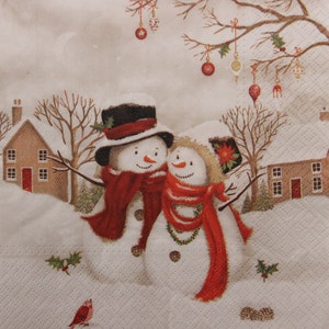 2 ou 4 serviettes en papier pour découpage, couple de bonhommes de neige amoureux au village enneigé, serviettes pour découpage de bonhommes de neige de Noël, serviettes pour couple