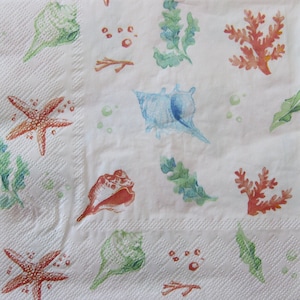 2 ou 4 serviettes en papier pour découpage, collage rouge, bleu, vert, corail, étoiles de mer et coquillages sur fond blanc, découpage Sealife