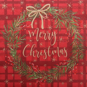 2 oder 4 Stück Papierservietten zum Basteln, Weihnachtskranz aus Kiefernzweigen und roten Beeren auf rotem, kariertem Hintergrund mit der Aufschrift Frohe Weihnachten