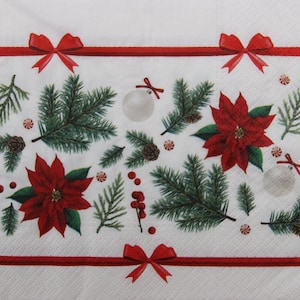 2 oder 4 Stück Papierservietten zum Basteln, roter Weihnachtsstern, rote Beeren, Zapfen, Kiefern- und Thuja-Zweige, Christbaumkugeln auf weißem Hintergrund