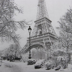 Tovaglioli di carta da 2 o 4 pezzi per lavori creativi, vista della Torre Eiffel dalla strada di Parigi con alberi innevati, tovaglioli per decoupage invernali, Parigi in inverno