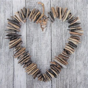 2 of 4 stuks papieren servetten voor decoupage, bruin drijfhout hart op grijze planken achtergrond, strand decoupage servetten, Scandinavische servetten