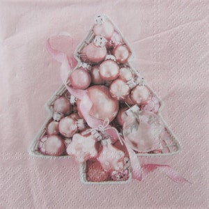 2 ou 4 serviettes en papier pour bricolage, assiette en forme de sapin de Noël avec décorations de boules roses sur fond rose, serviettes de table Noël rose