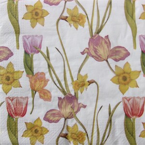 2 ou 4 serviettes en papier pour découpage, jonquilles et tulipes colorées peintes sur fond blanc, serviettes pour découpage fleurs printanières