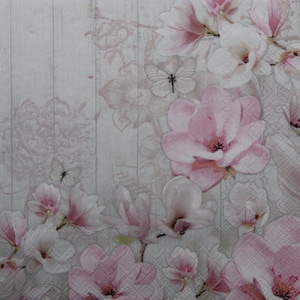 2 oder 4 Stück Papierservietten für Decoupage, Creme Und Rosa Magnolienblüten mit Schmetterlingen Auf Beige Bretter Hintergrund Mit Grafischen Blumen