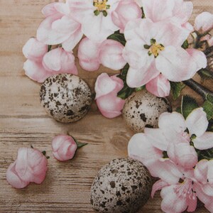 2 oder 4 Stück Papierservietten für Decoupage, Wachteleier Ostereier mit Apfelblüten Zweigen auf braunem Bretter Hintergrund, Ostermotiven Collagen