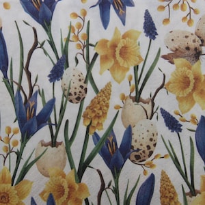 2 oder 4 Stück Papierservietten Für Decoupage, Gelbe Narzissen, Blaue Krokusse Und Muscars In Eierschalen Und Ostereier Auf Weißem Hintergrund