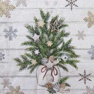 2 o 4 pezzi di tovaglioli di carta per lavori artigianali, albero di Natale con decorazioni a forma di stelle in barattolo su sfondo di lavagne bianche vintage con fiocchi di neve