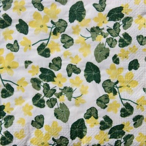 2 ou 4 serviettes en papier pour découpage, petites fleurs de chélidoine jaunes sur fond blanc, serviettes florales pour découpage, collages