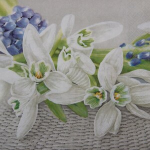 2 ou 4 serviettes en papier pour découpage, bouquet de perce-neige sur fond gris clair en rotin, serviettes pour découpage fleurs printanières, serviettes de table fleurs