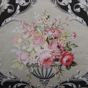 2- of 4-delige papieren servetten voor decoupage, crème en roze koninklijke bloemenarrangement in barokstijl op een beige achtergrond met textuurpatroon