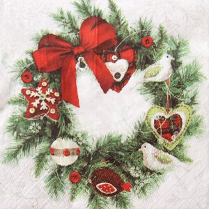 2 ou 4 serviettes en papier pour travaux manuels, couronne de Noël avec noeud, décorations de coeur et d'oiseaux sur fond blanc avec des nuances de flocons de neige