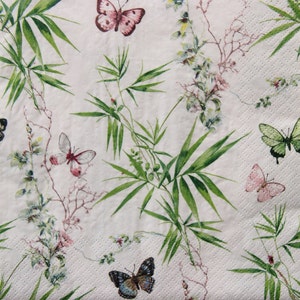 2 oder 4 Stück Papierservietten für Decoupage, bunte Schmetterlinge und grünes Laub auf weißem Hintergrund, nahtlose Blätter Decoupage Servietten