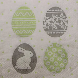 2 oder 4 Stück Papierservietten für Decoupage, dekorative grüne und graue Ostereier mit Häschen und Blumenmuster auf weißem gepunktetem Hintergrund