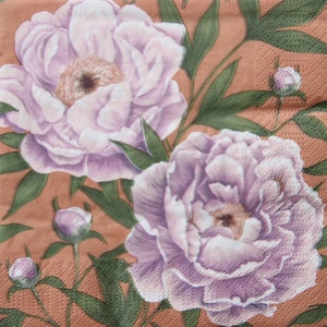 2 ou 4 serviettes en papier pour travaux manuels, pivoines violettes et boutons sur fond terre cuite, motif pivoines vintage, serviettes scandinaves