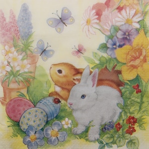 2 o 4 pezzi di tovaglioli di carta per decoupage, coppia di coniglietti pasquali, uova, farfalle e fiori primaverili su sfondo leggermente giallo