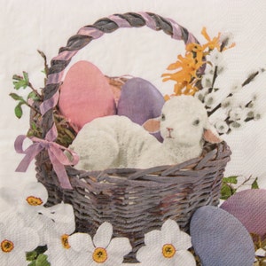 2 oder 4 Stück Papierservietten für Decoupage, buntes Osterei und Lammkorb mit Pussy Willow Zweigen und Narzissen auf braunem weißem Hintergrund