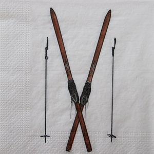 2 oder 4 Stück Papierservietten für das Handwerk, Vintage norwegische hölzerne Skier und Stangen auf weißem Hintergrund, skandinavische Winterservietten, Decoupage Ski
