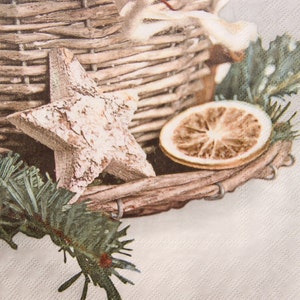 2 oder 4 Stück Papierservietten zum Basteln, Winterkomposition mit Korb, Holzstern und getrockneter Zitrusscheibe auf beigem Hintergrund, Weihnachten