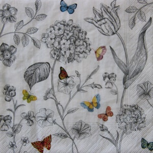 2 ou 4 serviettes en papier pour découpage, hortensias gris, tulipes, pensées avec papillons colorés sur fond blanc, journal
