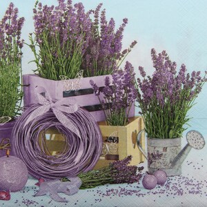 2 o 4 pezzi di tovaglioli di carta per decoupage, bouquet di lavanda in vaso, scatole di legno, annaffiatoio con ghirlanda e candela su sfondo blu